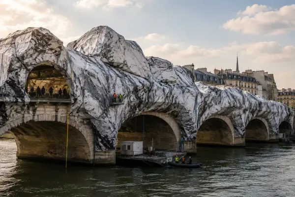 Caverne textile sur le Pont-Neuf