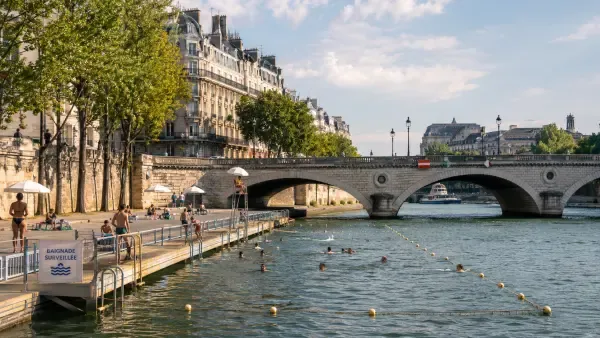 Baigneurs sur un quai parisien