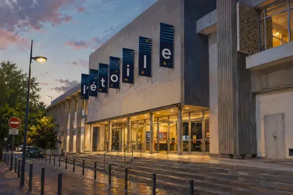 Cinéma de centre-ville allumé