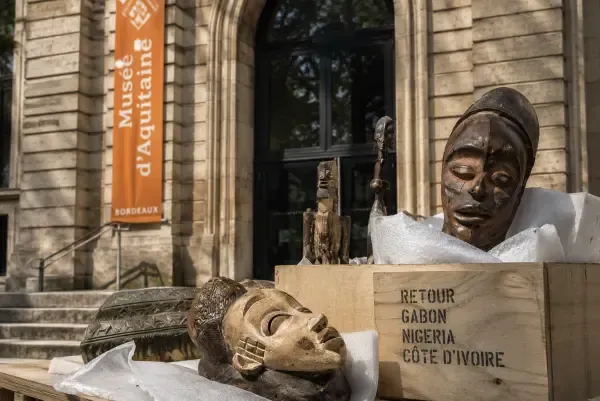 Objets africains devant musée