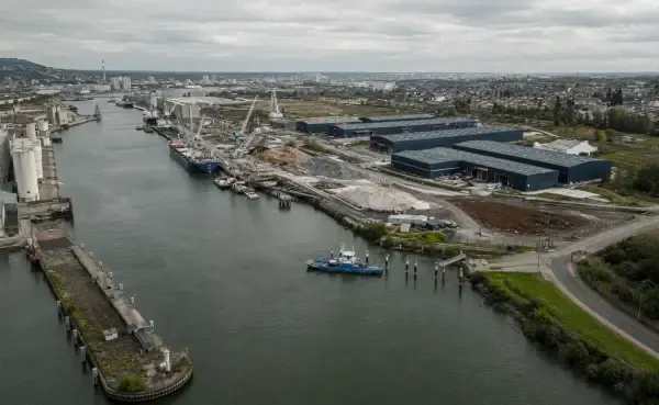 Darse portuaire sur la Seine