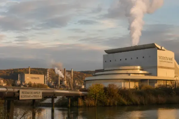 Cheminée industrielle et vapeur