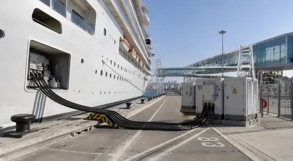 Illustration - quais du port électrifiés