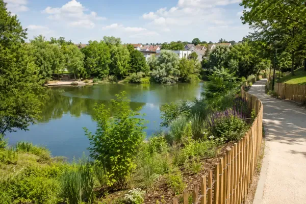 Promenade réaménagée autour du bassin