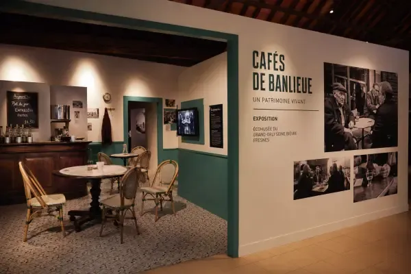 Trois habitués dans un café de banlieue