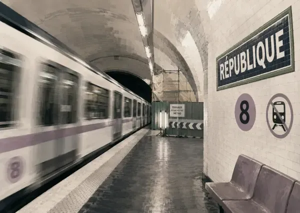 Rame de métro traversant République sans arrêt