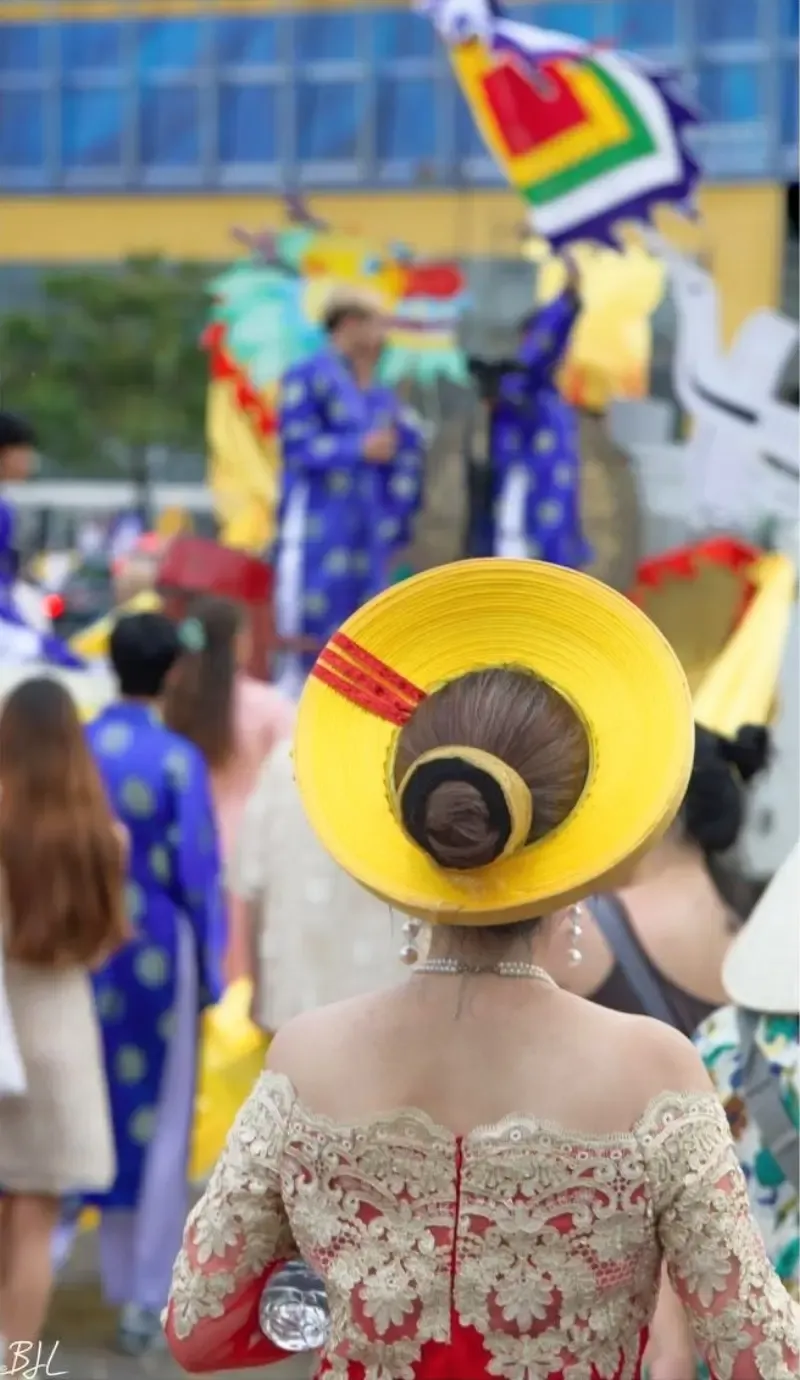 Une participante portant un nón quai thao lors du défilé culturel vietnamien « Một Dòng Việt » en 2025 à Paris