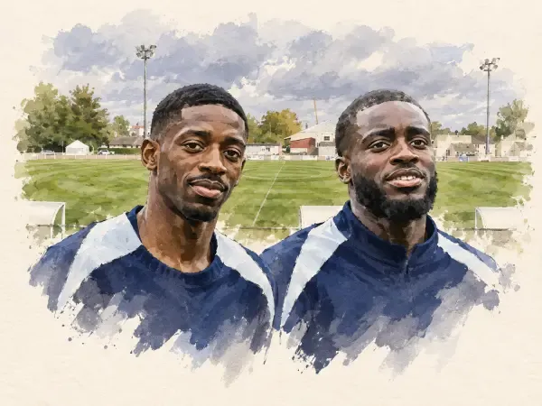 Deux jeunes footballeurs sur un terrain