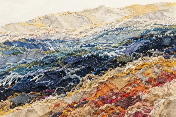 Illustration - Chutes de tissu brodées