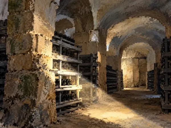 Illustration de caves souterraines éclairées à la lampe